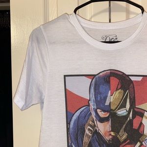 Captain America: Civil War T-Shirt - Size Medium